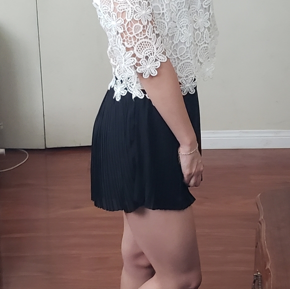 EUC BLack Flowy Pleated Shorts XSMALL - Picture 3 of 7